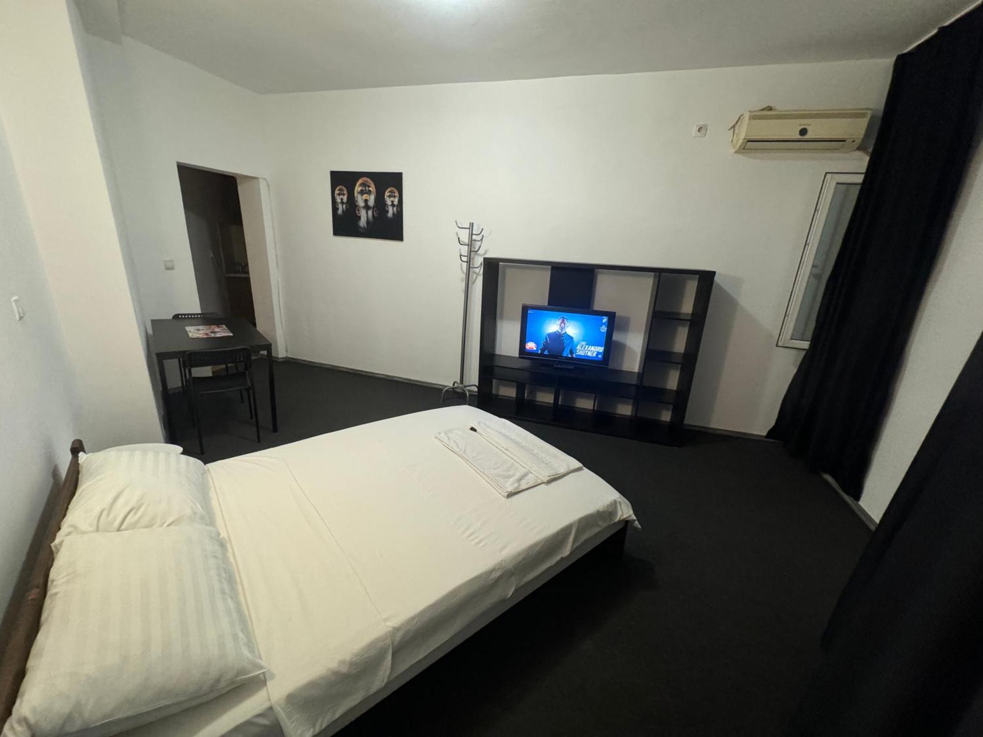 Economic Low Buget Downtown Studio Tiny On Street Piata Amzei * Bucharest